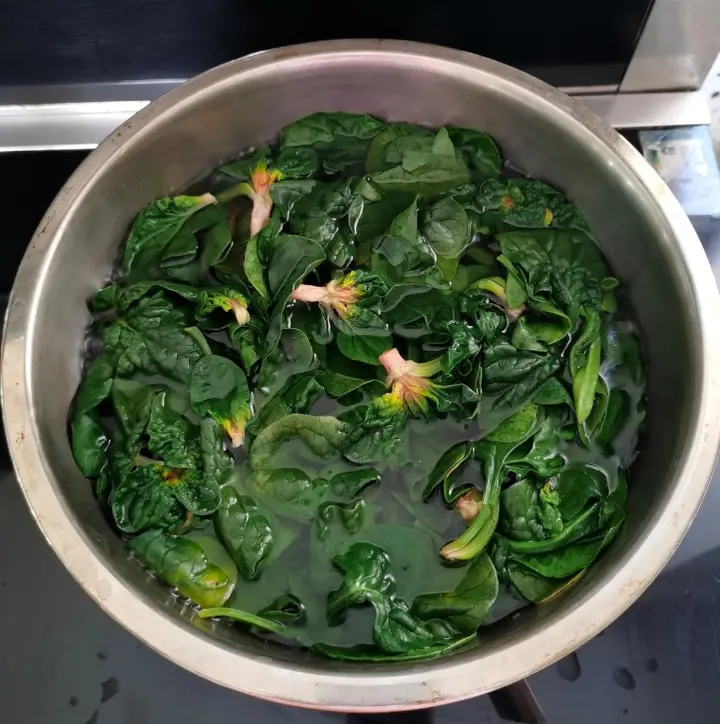 菠菜炒鸡蛋 第 3 步