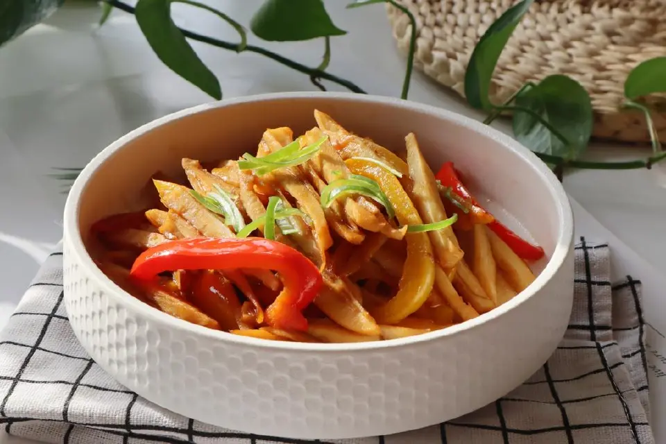 蚝油炒莲藕条成品图