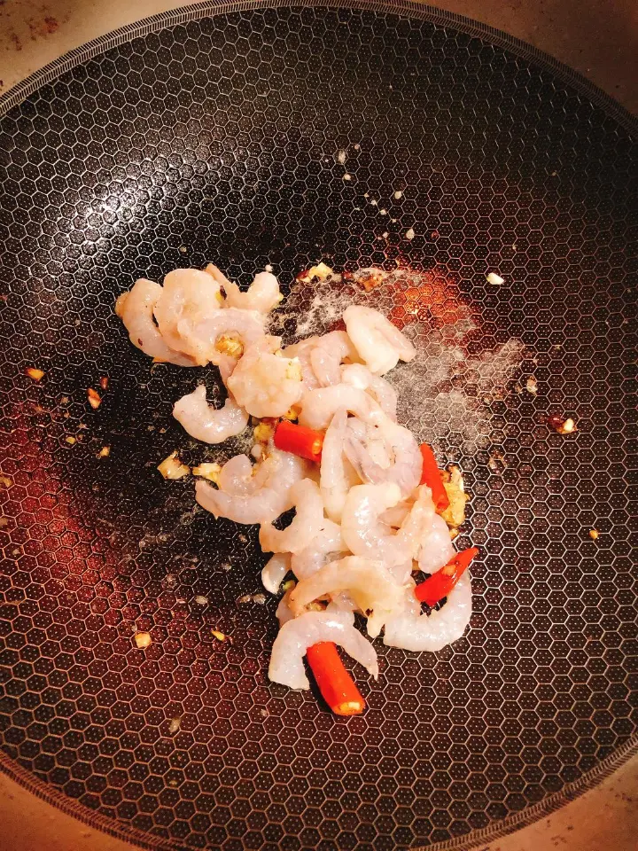 海鲜菇荷兰豆炒虾仁 第 5 步