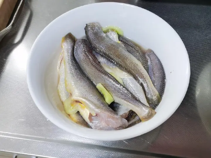 干煎小黄鱼与雪菜烧黄鱼 第 2 步