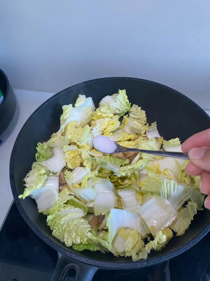 五花肉炒白菜香菇 第 11 步