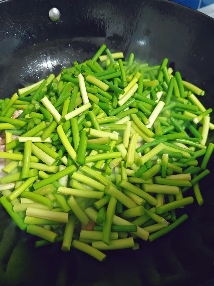 蒜苔炒肉 第 4 步
