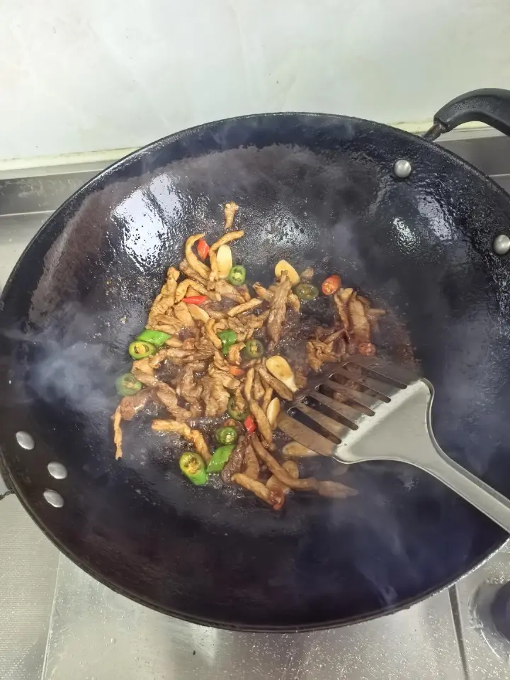 蒜黄炒肉丝 第 2 步