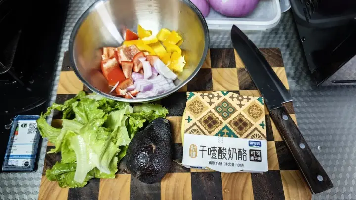 酸奶蔬菜沙拉 第 2 步