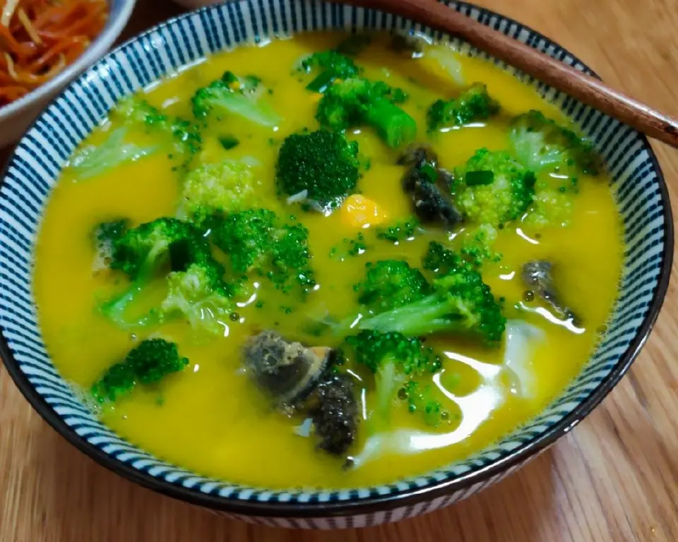 上汤皮蛋咸鸭蛋西兰花成品图