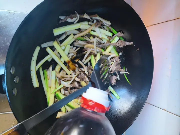 牛肉炒杏鲍菇西葫芦 第 14 步