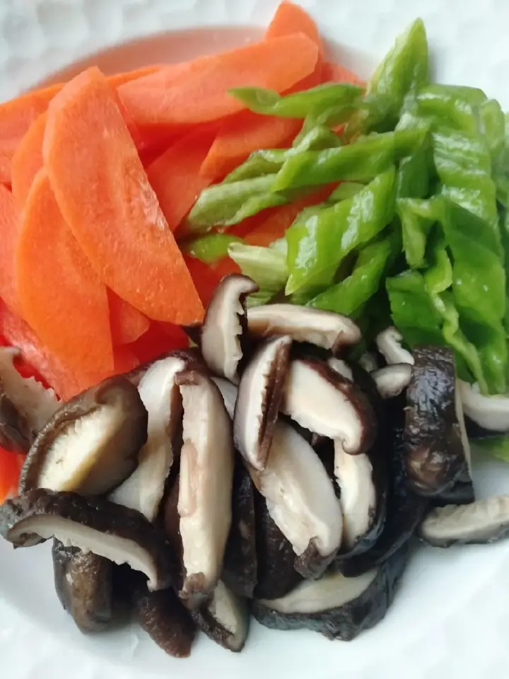 香菇青椒炒鸡蛋 第 2 步