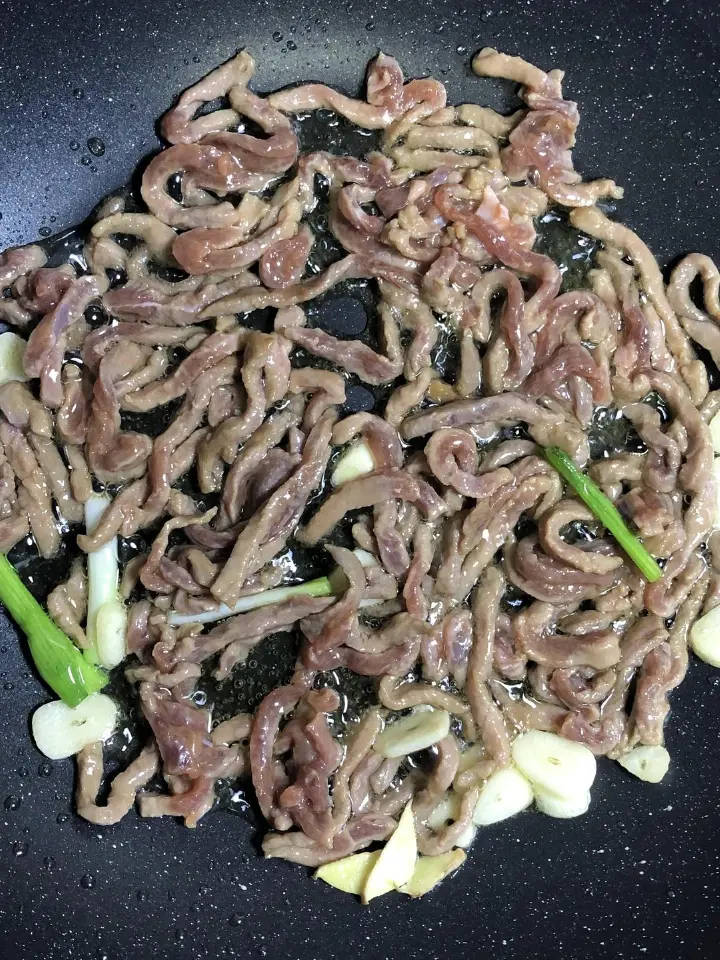 海鲜菇炒肉丝 第 6 步