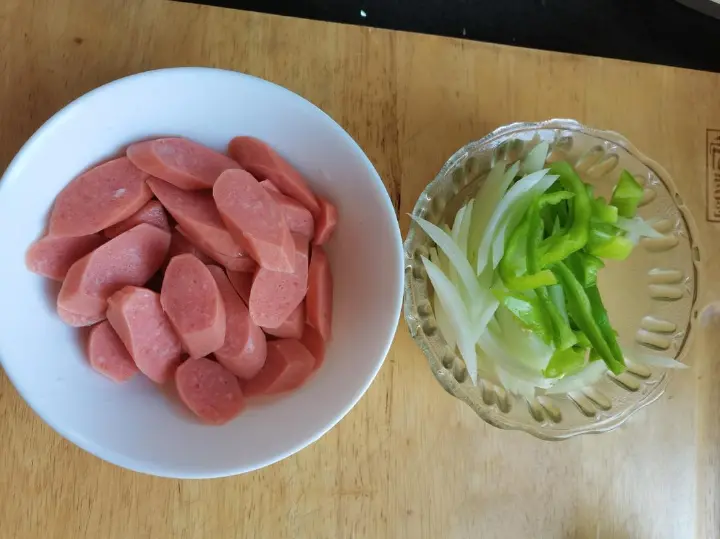 黑椒香肠炒青椒 第 1 步