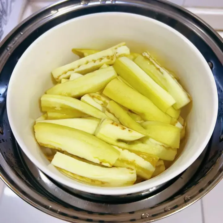 擂辣椒皮蛋茄子 第 2 步