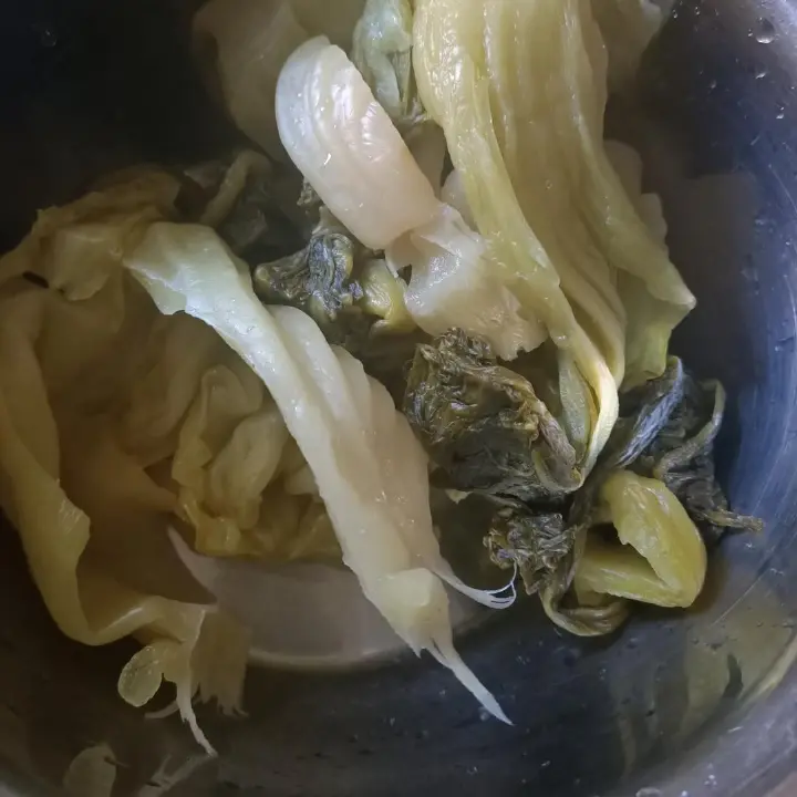 酸菜炒腊肉腊肠 第 3 步