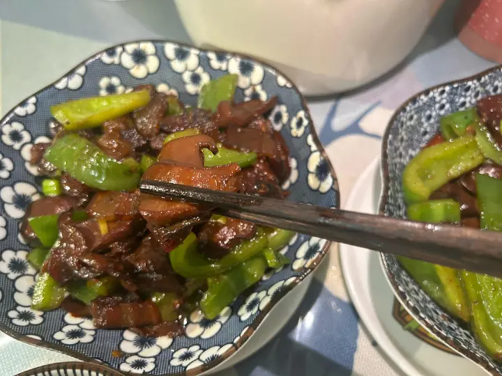 青椒牛肝菌炒腊肉 第 19 步