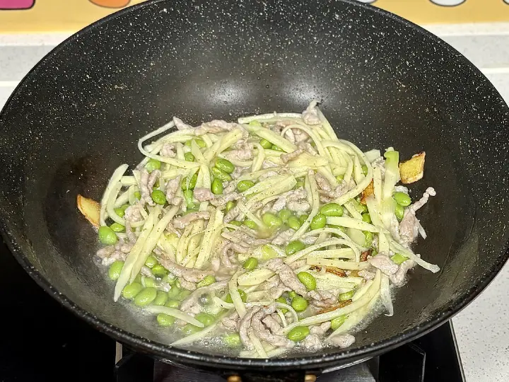 茭白毛豆炒肉丝 第 7 步