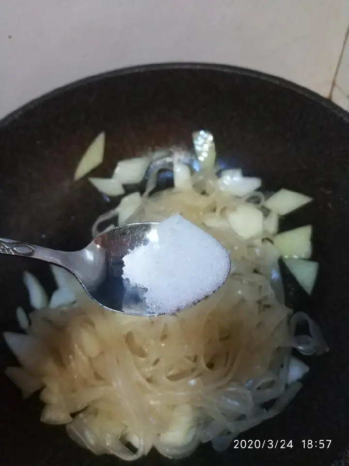 粉条鸡蛋炒洋葱 第 4 步