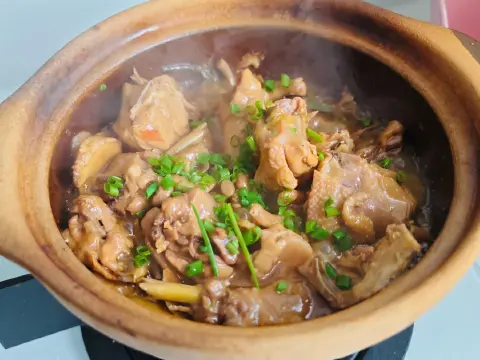 菌菇鸡煲