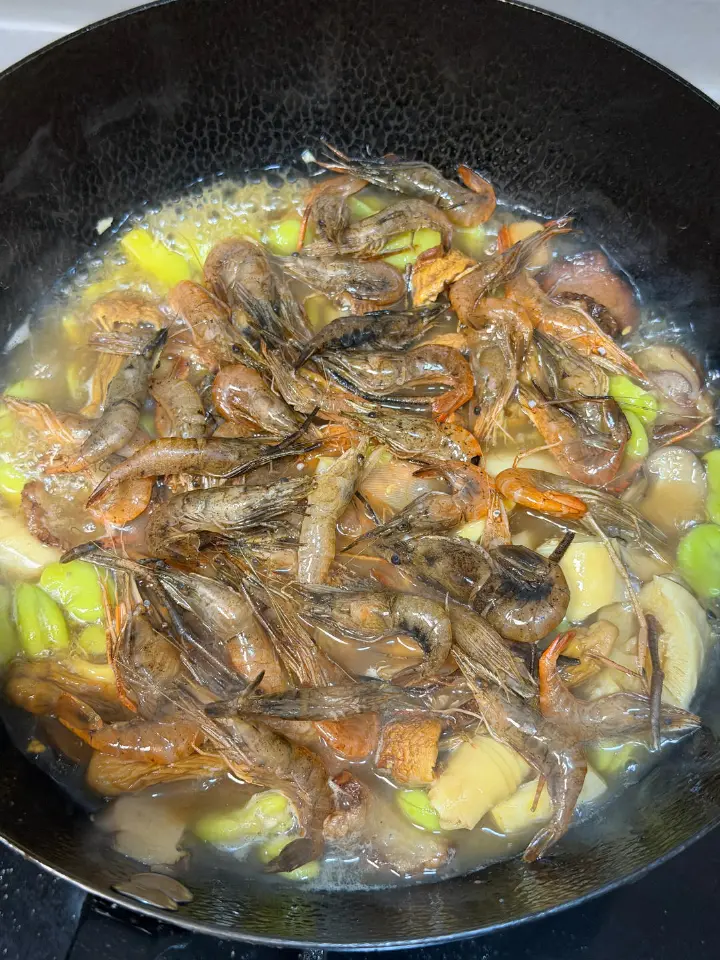 咸肉蚕豆炖河虾 第 6 步