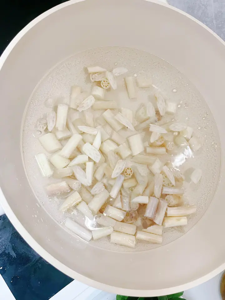 彩椒藕带炒肉片 第 2 步