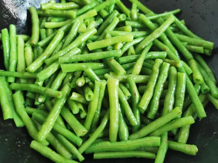 豆角炒肉 第 5 步