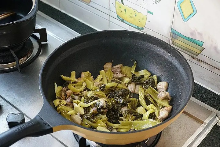 酸菜炖五花肉 第 6 步