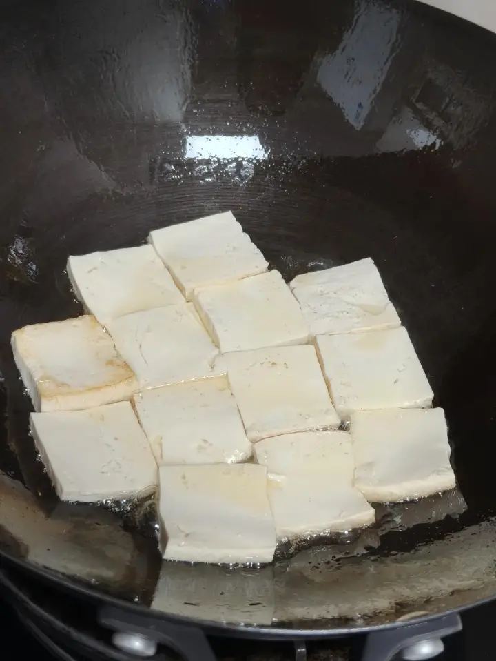 蒜苗煎豆腐 第 4 步