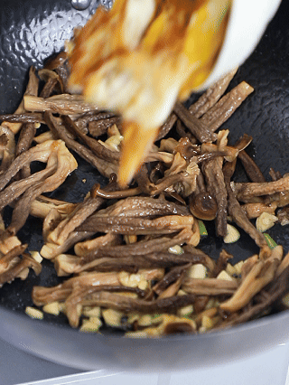 鹿茸菇炒鸡蛋 第 5 步