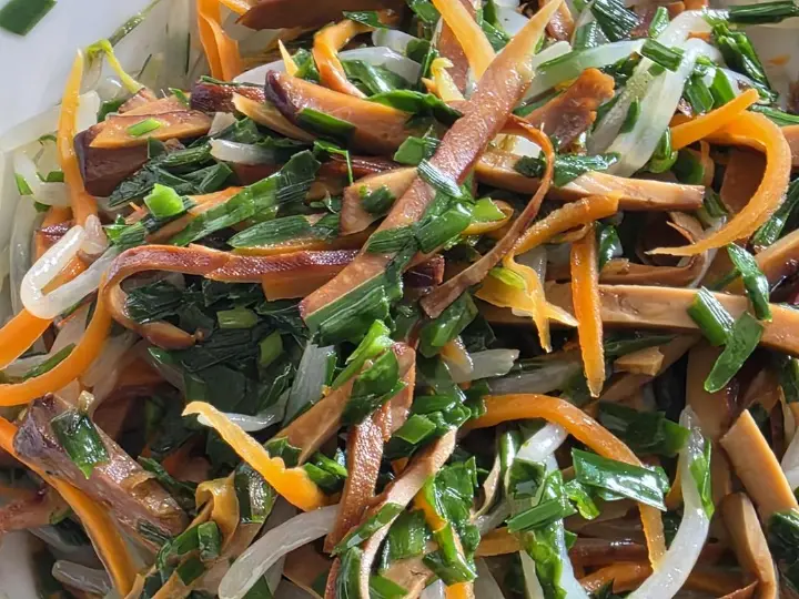 韭菜豆芽胡萝卜炒茶干 第 2 步