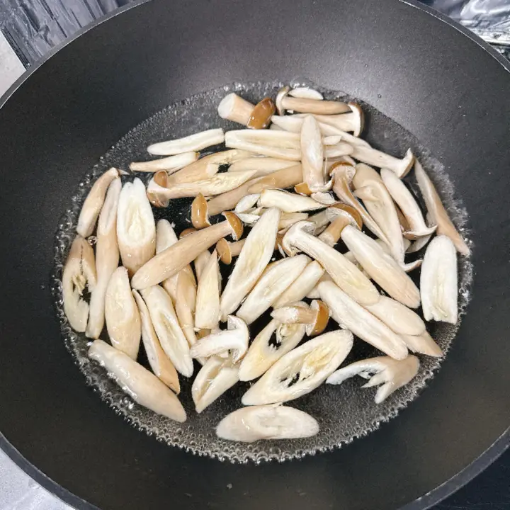 菌菇火腿炒鸡蛋 第 7 步