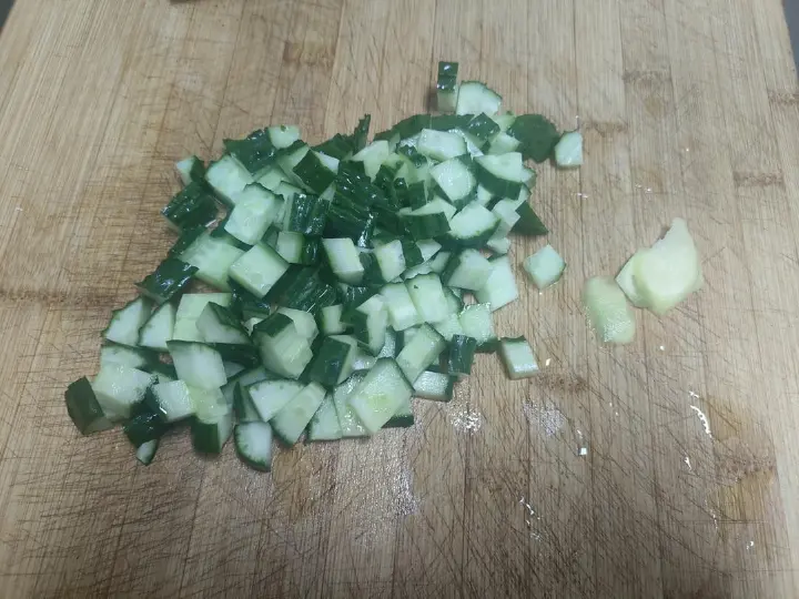 黄瓜炒虾仁 第 2 步