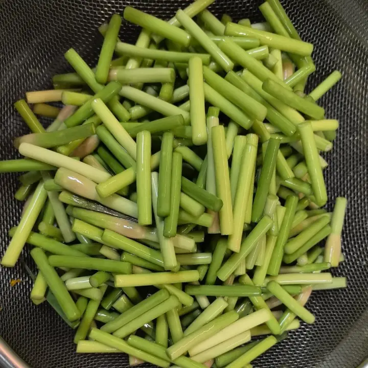 蒜苔炒鸡蛋 第 1 步