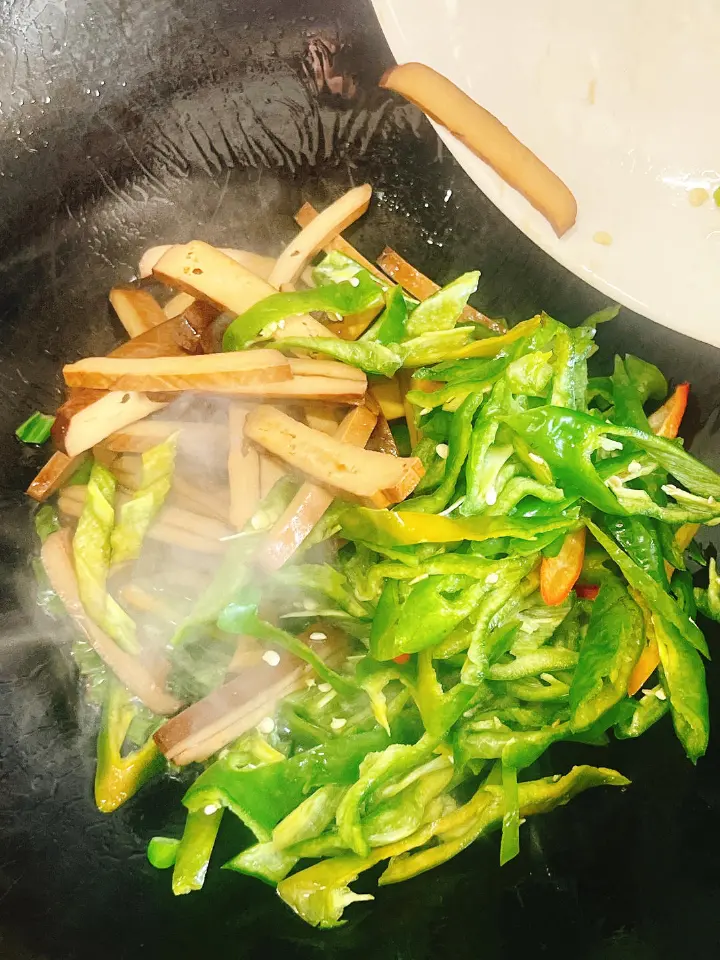 辣椒炒豆干 第 4 步