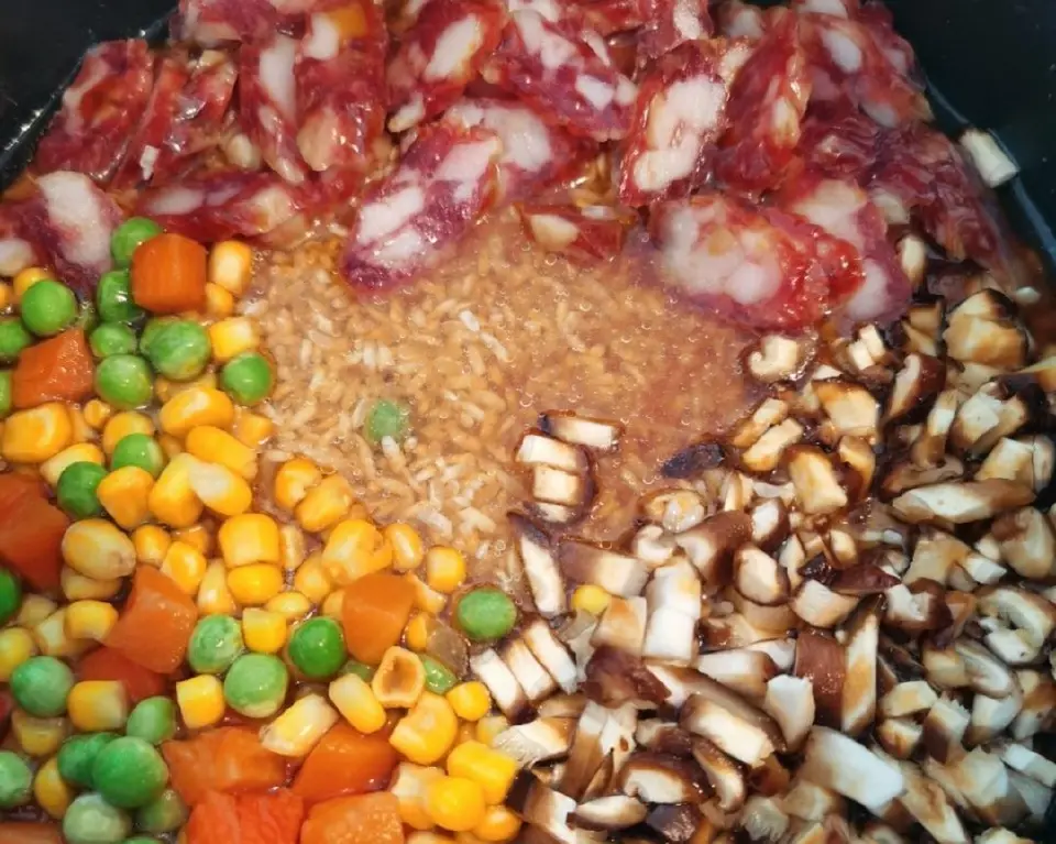 电饭锅香肠焖饭成品图