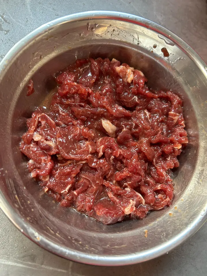 草菇炒牛肉 第 1 步