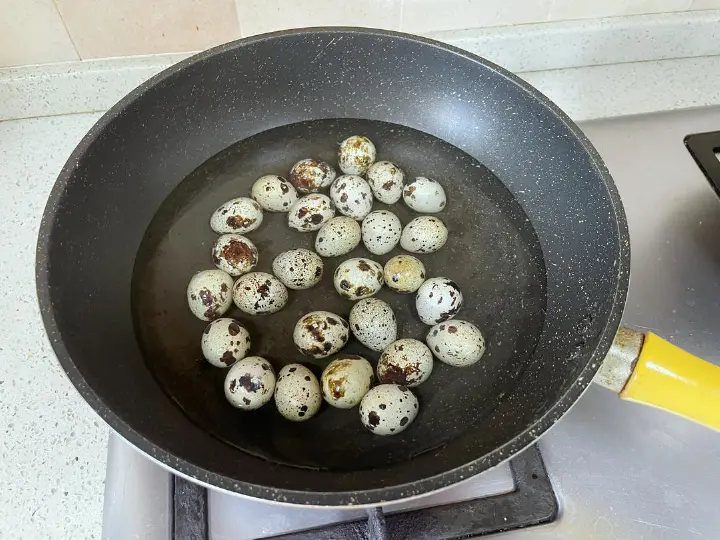 糖醋金线鹌鹑蛋 第 2 步