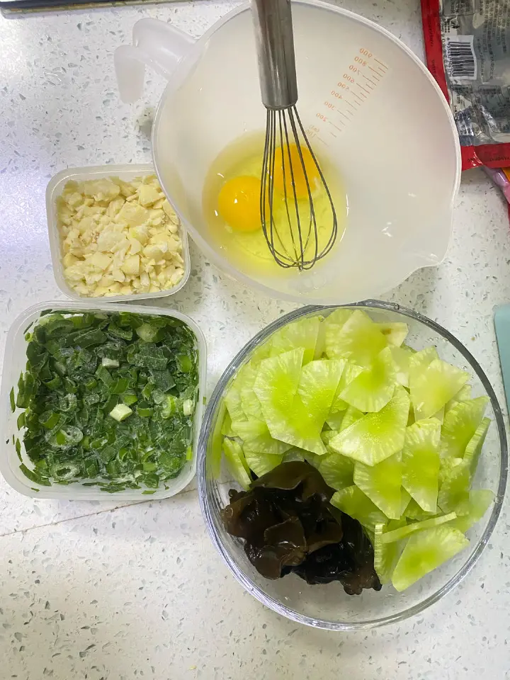 莴笋木耳炒鸡蛋 第 1 步