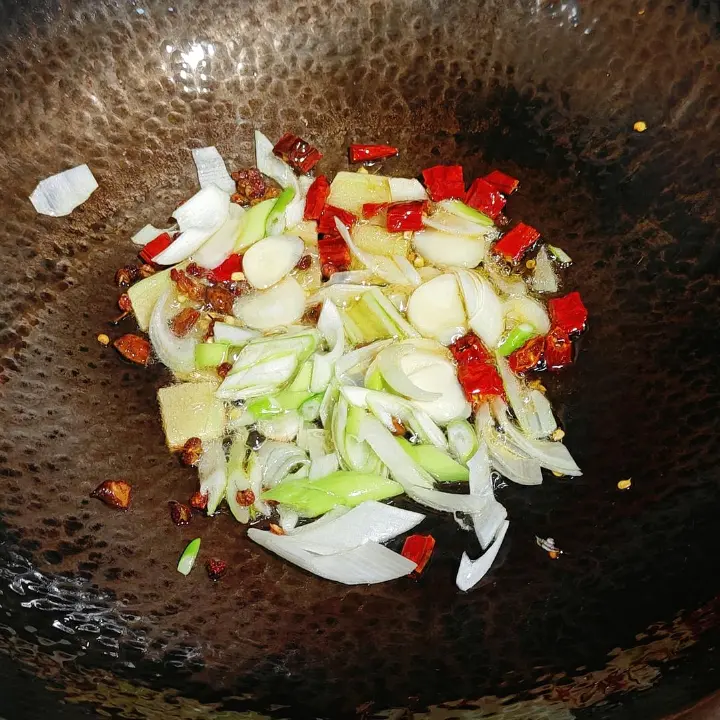 辣炒蚕蛹 第 2 步