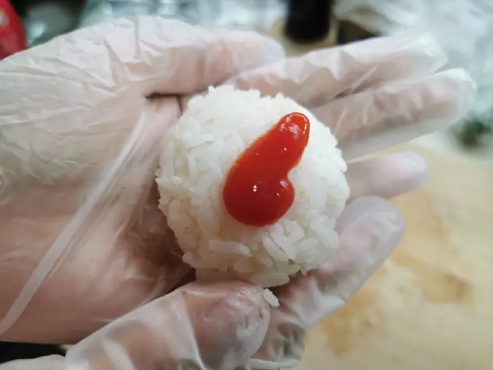 番茄红烩虾仁蛋包饭 第 3 步