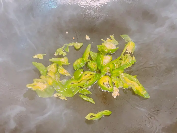 菌菇炒腊肠 第 3 步