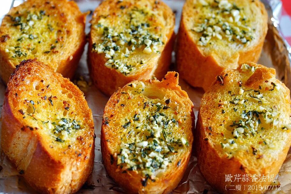 蒜香欧芹烤法棍成品图