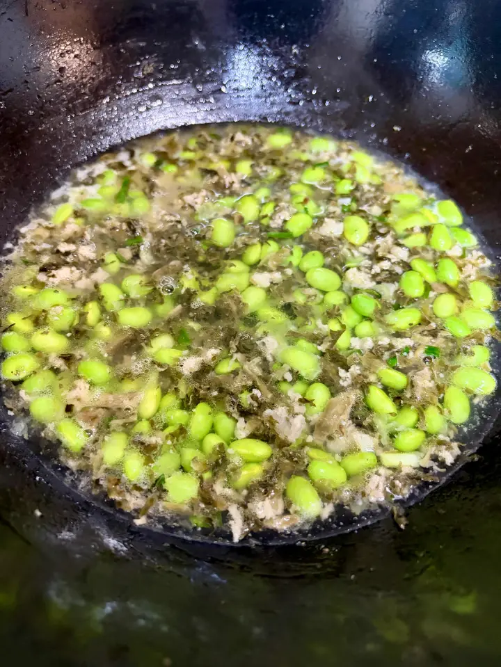 雪菜肉末炒毛豆 第 3 步