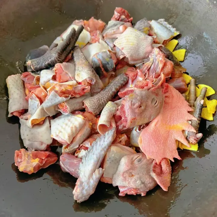 蚕豆米烧乌鸡 第 4 步