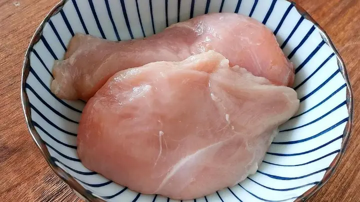 滑嫩凉拌鸡胸片 第 1 步
