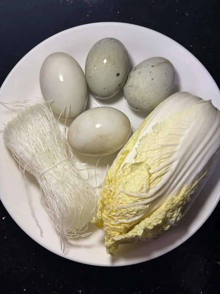 皮蛋咸蛋白菜粉丝汤 第 1 步