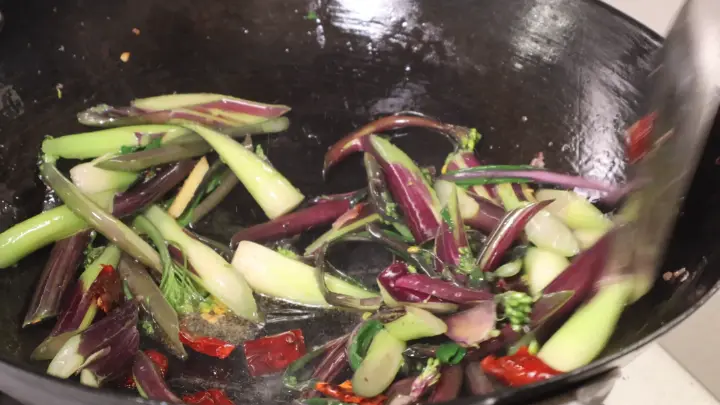 红菜苔炒腊肉 第 6 步