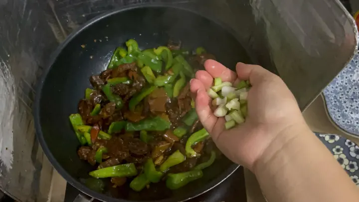 青椒牛肝菌炒腊肉 第 17 步