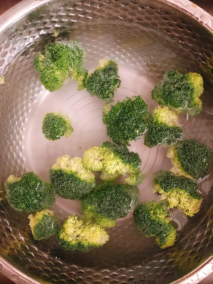 西兰花炒虾仁 第 1 步