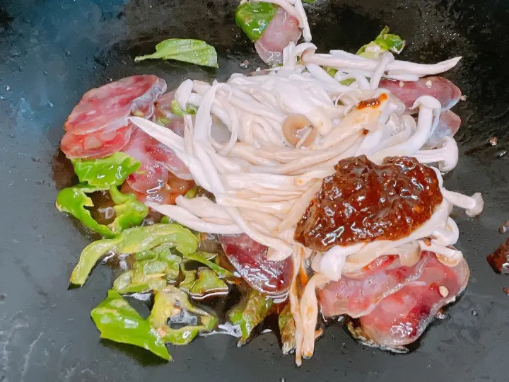 菌菇炒腊肠 第 6 步