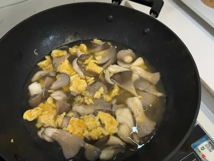 蘑菇鸡蛋汤 第 5 步