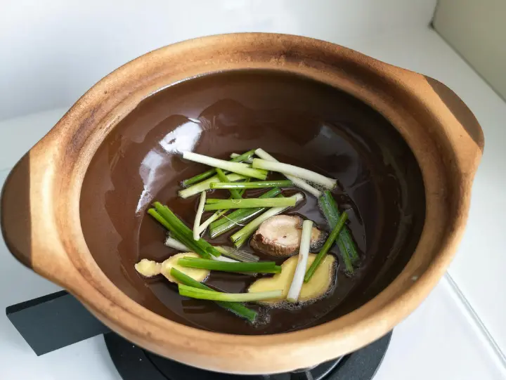 菌菇鸡煲 第 6 步