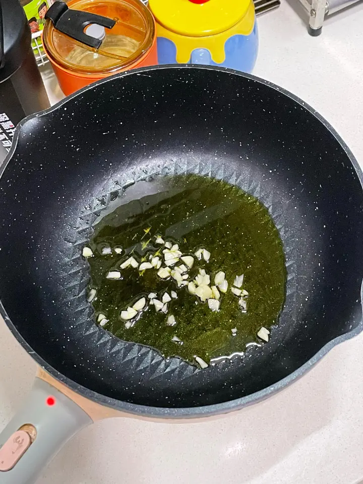 西红柿鸡蛋面 第 1 步