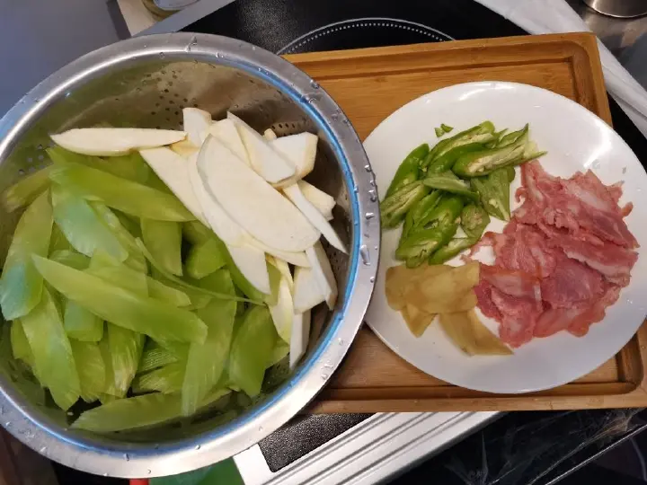 培根炒莴笋茭白 第 2 步